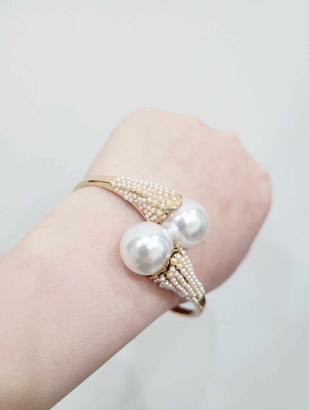 Brand New Gold Tone Mini Pearls Stainless Bangle Bracelet - Picture 5 of 8